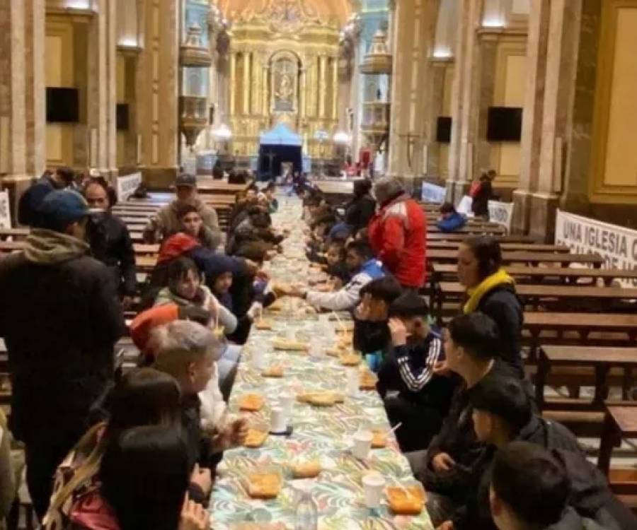 El arzobispo de Buenos Aires abrió la Catedral como un comedor en medio de las críticas de la Iglesia al Gobierno
