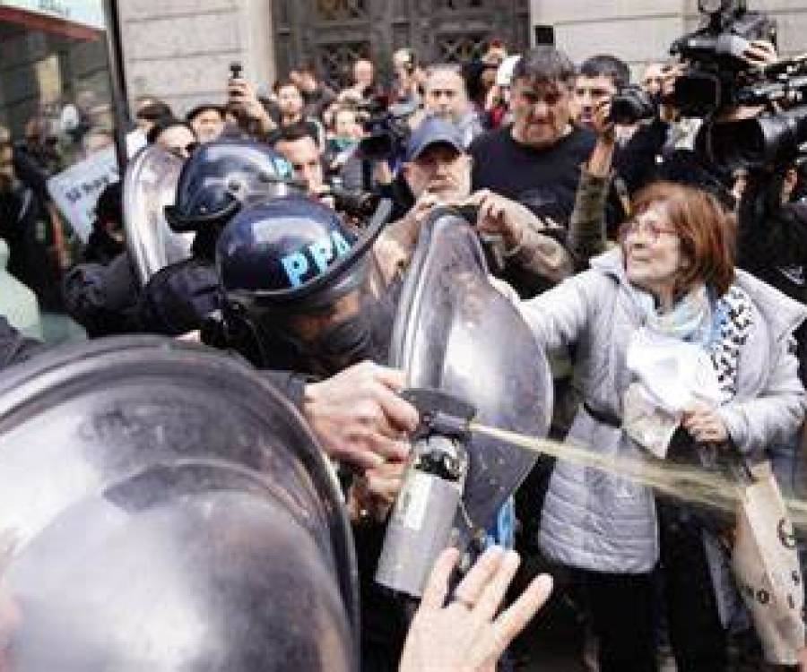 Reprimieron a jubilados frente al Congreso tras la ratificación del veto de Milei