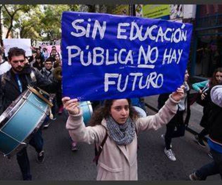 Marcha en defensa de la universidad pública: docentes, autoridades y estudiantes se manifiestan ante el Congreso