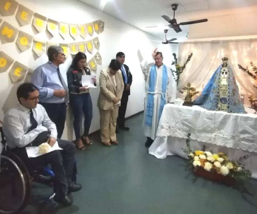 Emotiva visita de la Virgen al Juzgado Federal N° 1