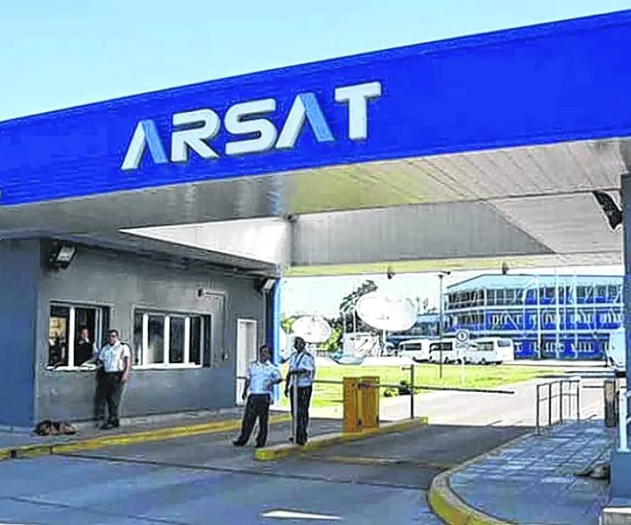 El Gobierno buscará privatizar el 49% de la estatal Arsat, que podría salir a la Bolsa en 2025