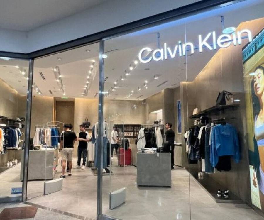 Calvin Klein inaugura su tercera tienda en Argentina, con precios “premium” en Córdoba Shopping (¿un jean de mujer? $ 260.350)