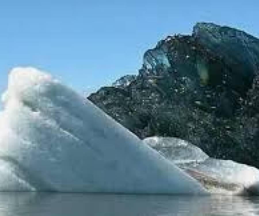 Apareció un iceberg negro en el Atlántico y sorprendió al mundo