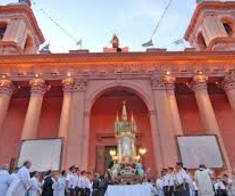 El santuario de la Catedral recibe a miles de peregrinos y organiza la gran procesión del lunes