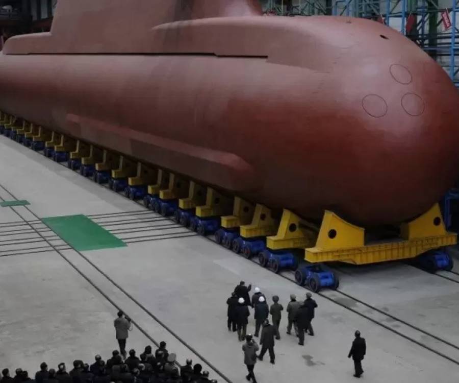 Kim Jong-un exhibió un impactante submarino nuclear de 8.700 toneladas