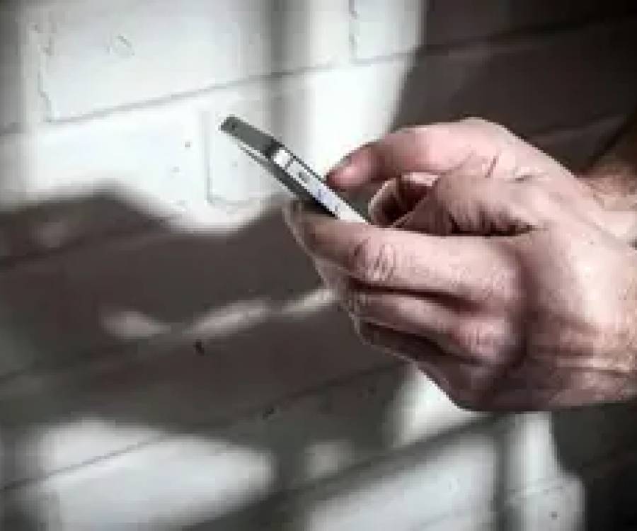 Un poco de logica: piden prohibir el uso de celulares en las cárceles