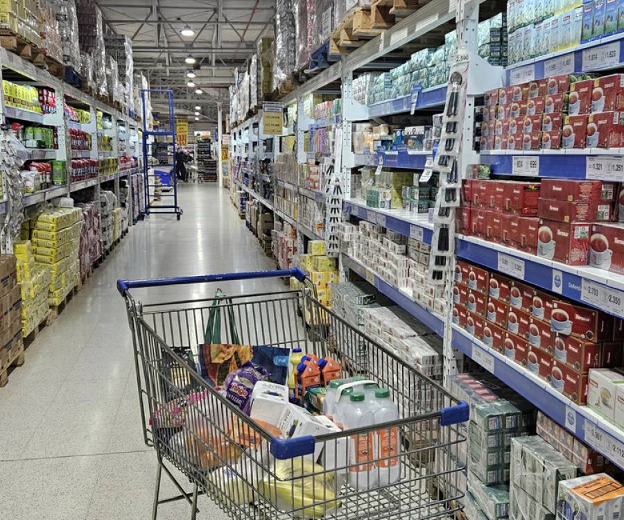 El consumo masivo cayó 3,4% en febrero y marcó su peor registro en un año