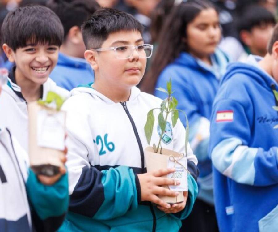 Gustavo Saadi inauguró el sistema de ecocanje en las escuelas municipales de la Capital