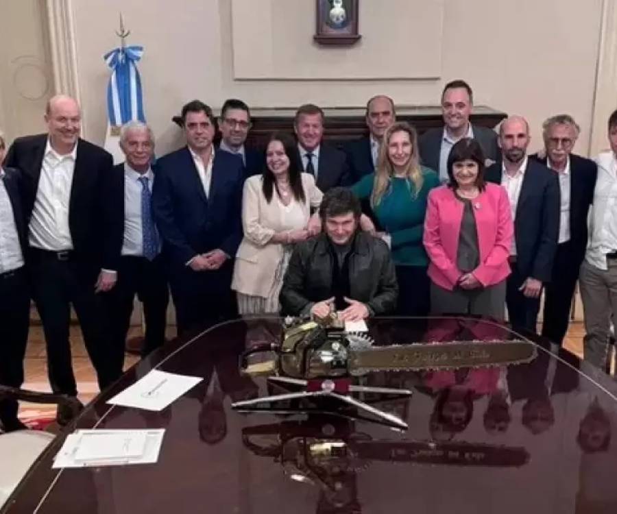 Milei encabezó una reunión de Gabinete y elogio a sus ministros