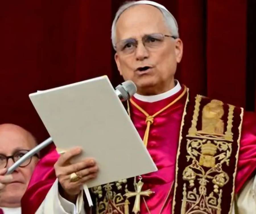 Calido recuerdo del Papa León XIV hacia Francisco en su primer discurso como Papa: