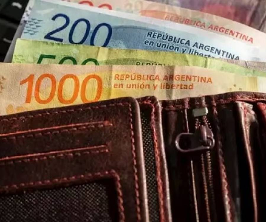 El salario registrado cayó en abril por segundo mes y acumula una pérdida de 6,33%