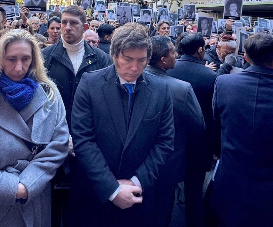 Acto por el atentado a la AMIA: Milei asistió con su gabinete y se comprometió a “no parar hasta que se haga justicia”
