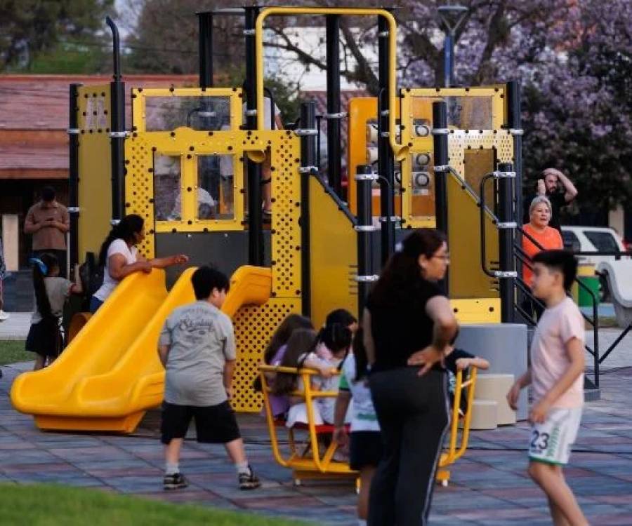 Villa Parque Chacabuco ahora reluce su renovada Plaza 1° de Mayo