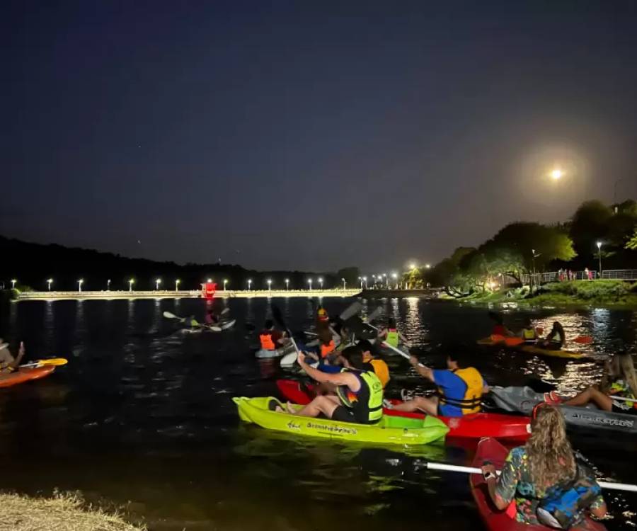 Kayak y astroturismo bajo la luna llena en El Jumeal
