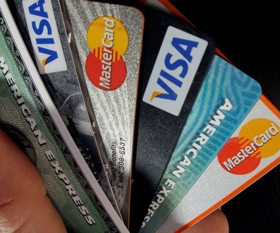 Los argentinos se financian cada vez más con tarjetas