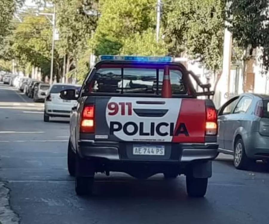 Hallazgo y controversia en el barrio Eva Perón: recuperan un vehículo denunciado como robado