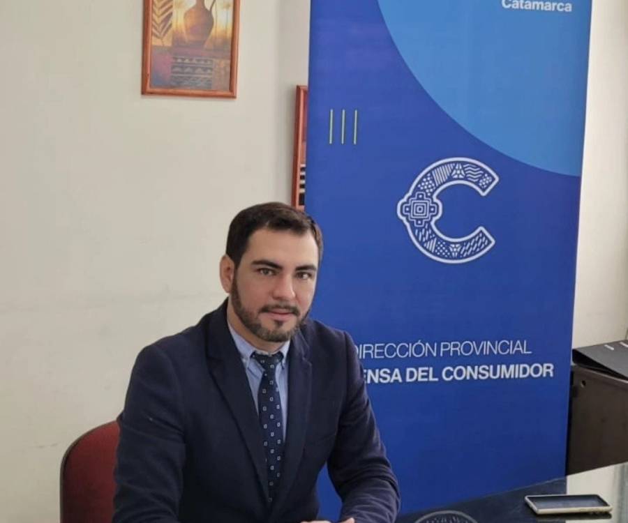 Qué hacer si te cobran más por pagar con tarjeta o QR