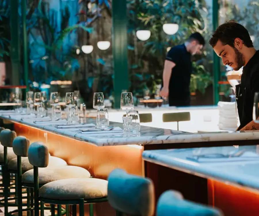 Desde la primera fila: ¿por qué la barra es el nuevo espacio VIP de los restaurantes?