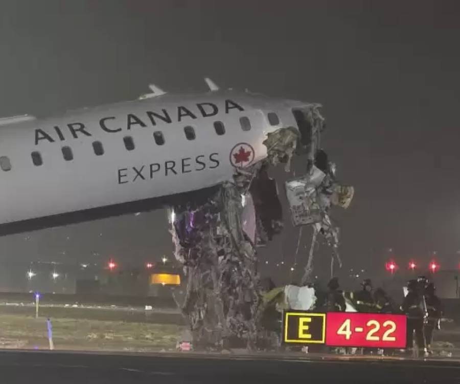 Tragedia: un avión chocó con un camión de bomberos y murieron el piloto y el copiloto