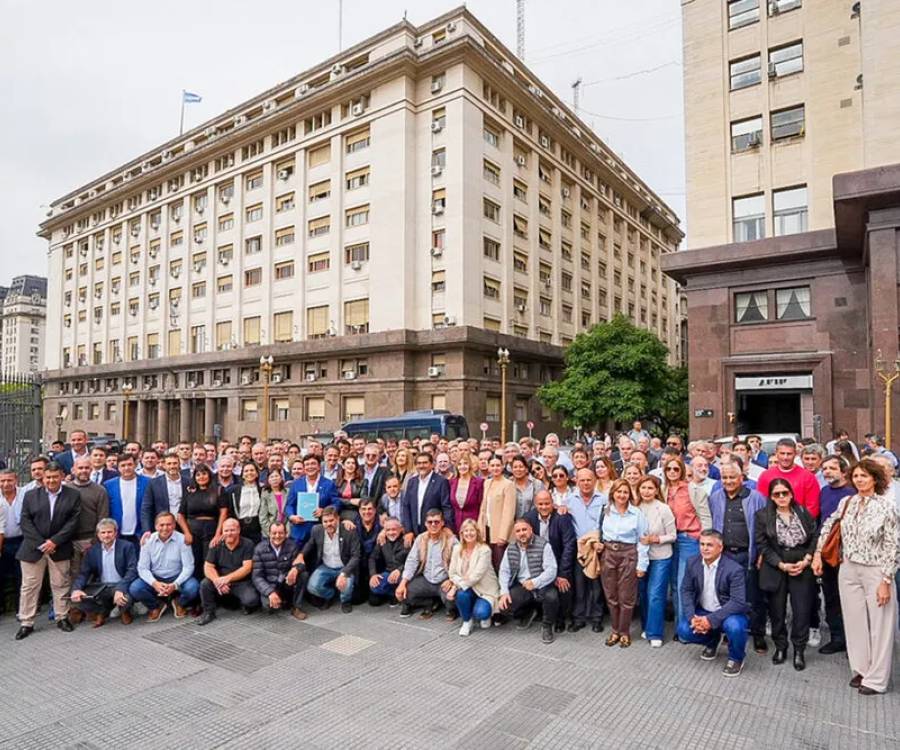 Intendentes de todo el país marcharon contra el desfinanciamiento de Milei y Caputo