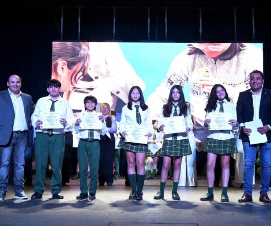 Saadi entregó más de 200 certificados de la Universidad de Cambridge a alumnos y docentes municipales