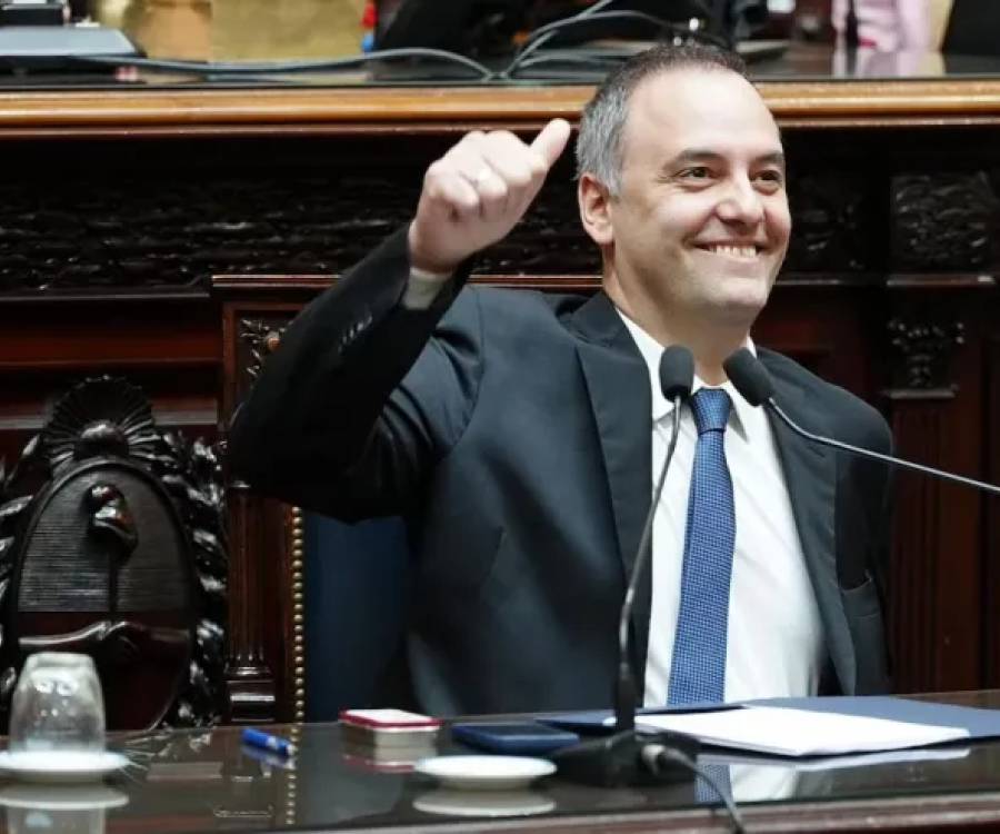 Se hacía el canchero, está hasta las manos. Adorni bajo la lupa: deudas y gastos por 800.000 dólares, ¿de dónde salió la plata?