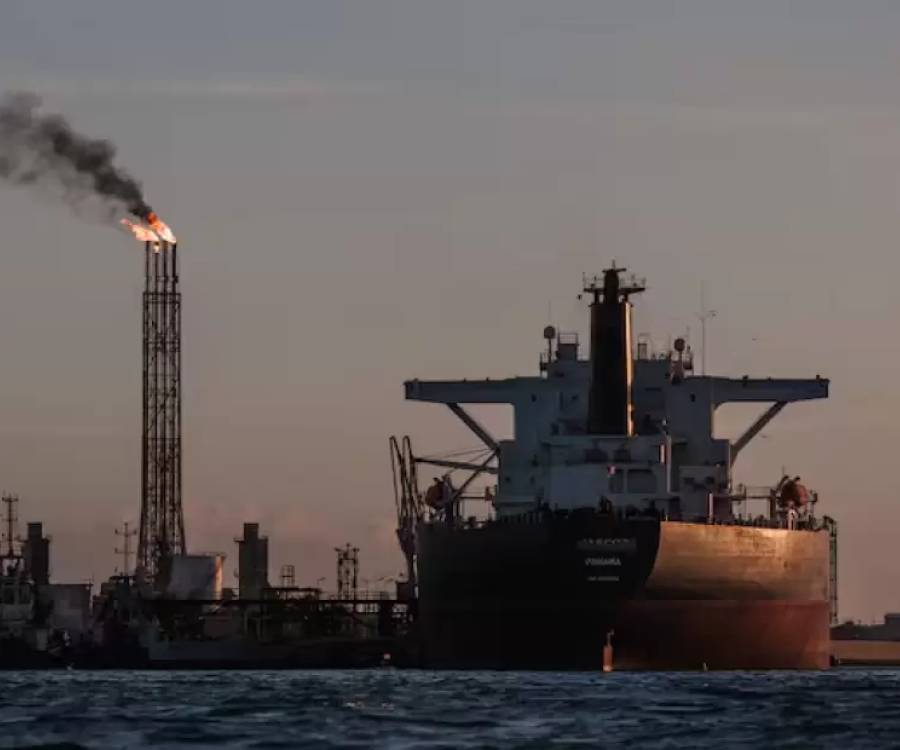 El petróleo se dispara más de 4% por la tensión por el estrecho de Ormuz