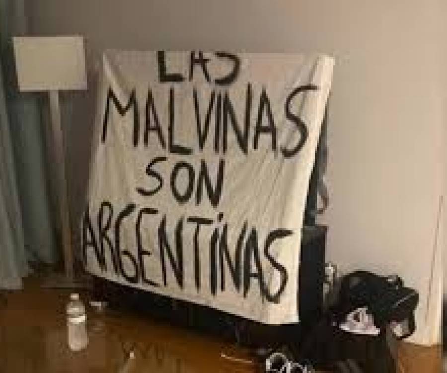 De una sábana de hotel al césped: la historia de la bandera de Malvinas que es viral