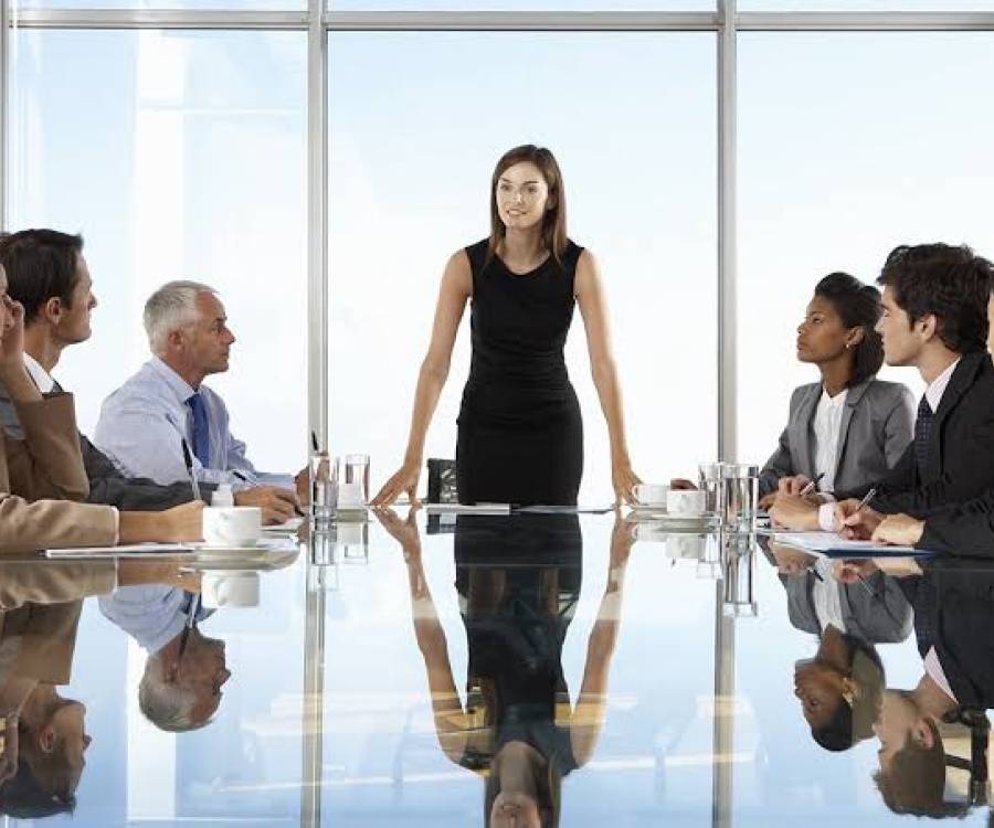 El techo de cristal: la cantidad de mujeres en puestos jerárquicos de la Administración Pública Nacional cayó de 39% al 22% en cuatro años