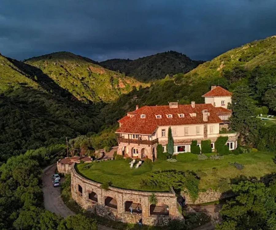 Venden por US$3,1 millones un histórico castillo en las sierras de Córdoba con 16 habitaciones y casi 10 hectáreas