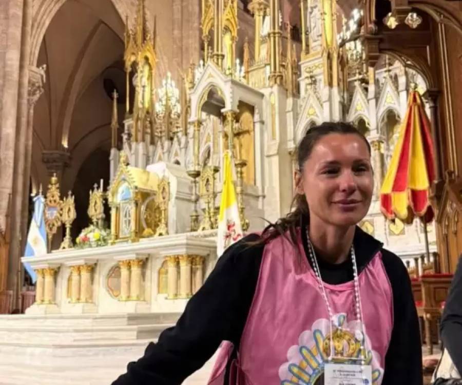 Pampita llegó a Luján entre lágrimas después de 12 horas de peregrinación