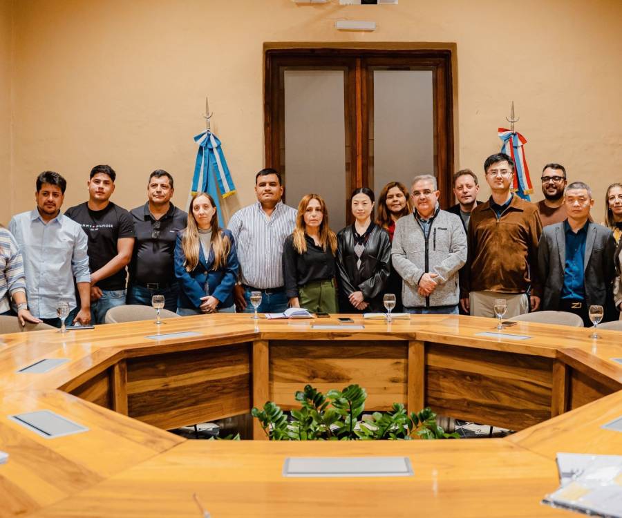 El Gobernador dialogó con proveedores mineros de Tinogasta para fortalecer su participación en la actividad