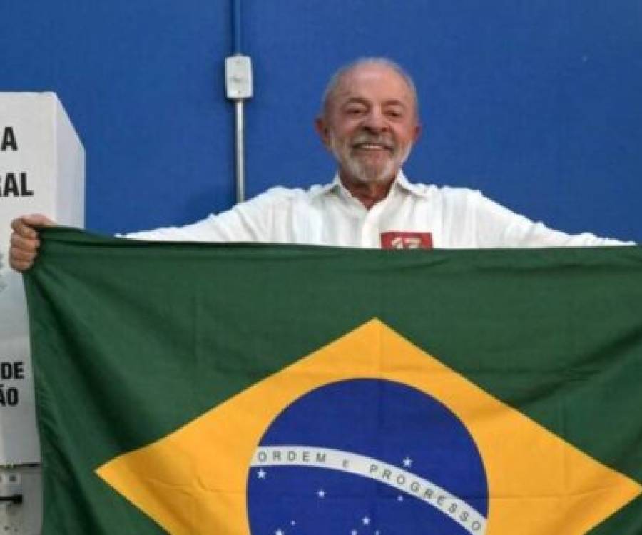 Lula da Silva ganó un histórico balotaje a Flávio Bolsonaro y asumirá un cuarto mandato en Brasil